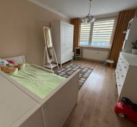 4 izbový byt s balkónom  Topoľčany / VYPLATENA ZALOHA - Detská izba so podlahou s dreveným dekorom v 4-izbovom byte, s bielym nábytkom.