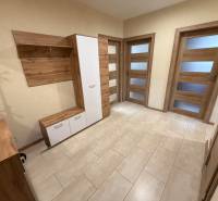 4 izbový byt s balkónom  Topoľčany / VYPLATENA ZALOHA - Predsieň s dreveným nábytkom a podlahou s dreveným dekorom v 4-izbovom byte.