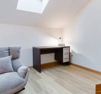 NOVOSTAVBA | 2i Mezonet + 1i štúdio s terasou a parkingom v CENTRE PO - Kreslo, písací stôl a podlaha s dreveným dekorom v 1-izbovom byte.