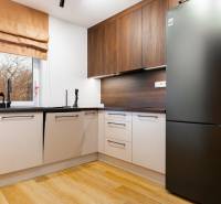 NOVOSTAVBA | 2i Mezonet + 1i štúdio s terasou a parkingom v CENTRE PO - Kuchyňa v 1-izbovom byte s podlahou s dreveným dekorom a modernými spotrebičmi.