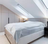 NOVOSTAVBA | 2i Mezonet + 1i štúdio s terasou a parkingom v CENTRE PO - Spálňa v podkroví s veľkou posteľou, nočným stolíkom a vstavanou skriňou.