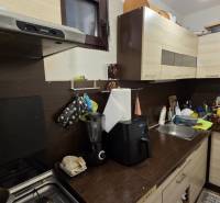 AKCIA - 2 Rodinné domy za cenu jedného obec Veľká Mača  - Kuchyňa v Rodinnom dome s kuchynskou linkou, drezom a spotrebičmi.