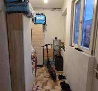AKCIA - 2 Rodinné domy za cenu jedného obec Veľká Mača  - Úzka chodba v rodinnom dome s policami, oknom, elektrickou kolobežkou a obuvou.