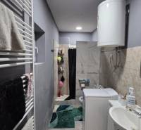 AKCIA - 2 Rodinné domy za cenu jedného obec Veľká Mača  - Kúpeľňa v rodinnom dome s umývadlom, práčkou, bojlerom a sprchovacím kútom.