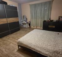 AKCIA - 2 Rodinné domy za cenu jedného obec Veľká Mača  - Spálňa v rodinnom dome s podlahou s dreveným dekorom, šatníkovou skriňou a posteľou.