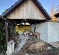 Skrytý raj v srdci prírody - Prístrešok pri rodinnom dome v Demandiciach, staré drevo a náradie na dvore.