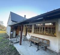 Skrytý raj v srdci prírody - Rodinný dom v Demandiciach so záhradou, drevenou lavičkou a vonkajším posedením.