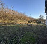 Skrytý raj v srdci prírody - Záhrada pri rodinnom dome v Demandiciach so stromami a rozsiahlou trávnatou plochou.