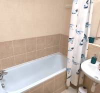 Na dlhodobý prenájom 2-izbový byt - kompletne zariadený, klimatizovaný - Kúpeľňa v 2-izbovom byte s vaňou a kachličkami v neutrálnych odtieňoch.