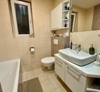 Dvojizbový byt, Považská Bystrica - Stred - Kúpeľňa s vaňou a bielym umývadlom v 2-izbovom byte.