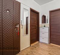 NA PREDAJ 3-IZBOVÝ BYT S PIVNICOU, SENEC - Predsieň s podlahou s dreveným dekorom, šatníkovou skriňou a zrkadlom v 3-izbovom byte.