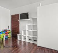 NA PREDAJ 3-IZBOVÝ BYT S PIVNICOU, SENEC - Detská izba s poschodovou posteľou a úložnými priestormi, podlaha s dreveným dekorom.