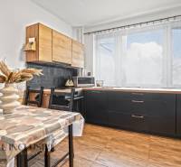 NA PREDAJ 3-IZBOVÝ BYT S PIVNICOU, SENEC - Kuchyňa v 3-izbovom byte so svetlou výzdobou a podlahou s dreveným dekorom.