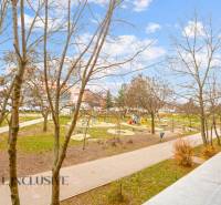 NA PREDAJ 3-IZBOVÝ BYT S PIVNICOU, SENEC - Výhľad z 3-izbového bytu v Senci na park s ihriskom.