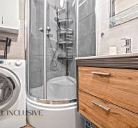 NA PREDAJ 3-IZBOVÝ BYT S PIVNICOU, SENEC - Kúpeľňa s práčkou, sprchovacím kútom a skrinkou v 3-izbovom byte.