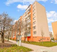 NA PREDAJ 3-IZBOVÝ BYT S PIVNICOU, SENEC - Bytový dom v Senci obklopený stromami, vhodný pre 3-izbový byt.