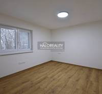 Prenájom, rodinný dom Nová Baňa - NOVOSTAVBA - EXKLU... - Izba v rodinnom dome s oknom a podlahou s dreveným dekorom.