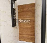 Prenájom, rodinný dom Nová Baňa - NOVOSTAVBA - EXKLU... - Sprchový kút s podlahou s dreveným dekorom a mramorovými dlaždicami v rodinnom dome.