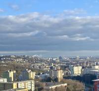 Pekný 3 izbový byt s lodžiou, ulica Nad Lúčkami, BA IV. Karlova Ves - Výhľad na Bratislavu z Nad lúčkami, Dlhé diely s bytovými domami v pozadí.