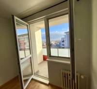 Pekný 3 izbový byt s lodžiou, ulica Nad Lúčkami, BA IV. Karlova Ves - Izba s podlahou s dreveným dekorom, výhľadom a otvoreným oknom, 3-izbový byt.