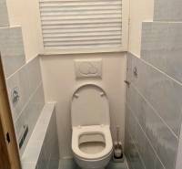 Pekný 3 izbový byt s lodžiou, ulica Nad Lúčkami, BA IV. Karlova Ves - Kúpeľňa v 3-izbovom byte s modrou dlažbou a toaletou.