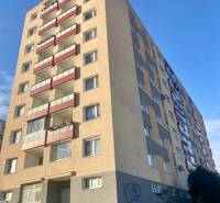 Pekný 3 izbový byt s lodžiou, ulica Nad Lúčkami, BA IV. Karlova Ves - Bytový dom na ulici Nad lúčkami v Bratislave - Dlhé diely, poskytuje výhľad na okolie.