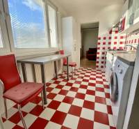Pekný 3 izbový byt s lodžiou, ulica Nad Lúčkami, BA IV. Karlova Ves - Rovná kuchyňa s červeno-bielou podlahou a nábytkom v 3-izbovom byte.