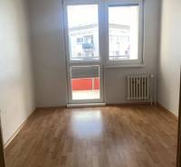 Pekný 3 izbový byt s lodžiou, ulica Nad Lúčkami, BA IV. Karlova Ves - Izba s podlahou s dreveným dekorom, oknom a radiátorom v 3-izbovom byte.