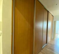 Pekný 3 izbový byt s lodžiou, ulica Nad Lúčkami, BA IV. Karlova Ves - Úložný priestor s posuvnými dverami a podlahou s dreveným dekorom v 3-izbovom byte.