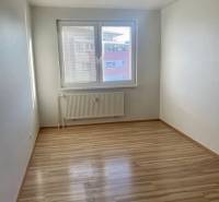 Pekný 3 izbový byt s lodžiou, ulica Nad Lúčkami, BA IV. Karlova Ves - Izba v 3-izbovom byte so svetlými stenami a podlahou s dreveným dekorom.