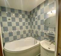 Pekný 3 izbový byt s lodžiou, ulica Nad Lúčkami, BA IV. Karlova Ves - Kúpeľňa v 3-izbovom byte so závesnou rohovou vaňou a modro-bielymi obkladačkami.