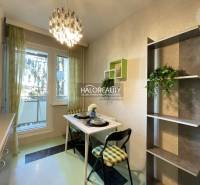 REZERVOVANÉ - Predaj, trojizbový byt Banská Bystrica... - Jedálenský kút s malým stolom a stoličkami v 3-izbovom byte.