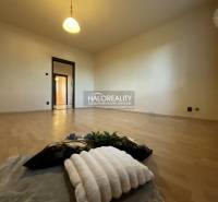 REZERVOVANÉ - Predaj, trojizbový byt Banská Bystrica... - Izba s podlahou s dreveným dekorom v 3-izbovom byte, osvetlenie, steny svetlej farby.