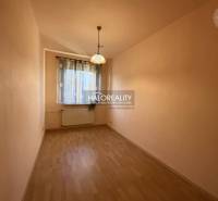 REZERVOVANÉ - Predaj, trojizbový byt Banská Bystrica... - Úzky svetlý priestor s oknom, závesmi a podlahou s dreveným dekorom v 3-izbovom byte.