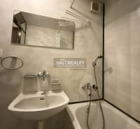 REZERVOVANÉ - Predaj, trojizbový byt Banská Bystrica... - Kúpeľňa v 3-izbovom byte s vaňou, zrkadlom a bielym umývadlom.