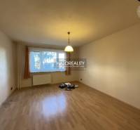 REZERVOVANÉ - Predaj, trojizbový byt Banská Bystrica... - Obývacia izba v 3-izbovom byte s podlahou s dreveným dekorom a veľkým oknom.