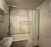 REZERVOVANÉ - Predaj, trojizbový byt Banská Bystrica... - Kúpeľňa v 3-izbovom byte s vaňou a závesom s modrými bodkami.