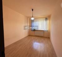 REZERVOVANÉ - Predaj, trojizbový byt Banská Bystrica... - Prázdna miestnosť s oknom, závesom, podlahou s dreveným dekorom, svetlom a radiátorom.