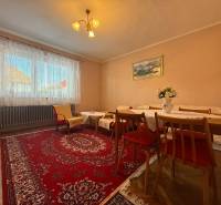 PREDAJ - RODINNÝ DOM - MACHULINCE - Obývačka v rodinnom dome s kobercom, dreveným nábytkom a podlahou s dreveným dekorom.