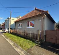 PREDAJ - RODINNÝ DOM - MACHULINCE - Ulica s rodinným domom v Machulinciach, obloha je jasná a slnečná.