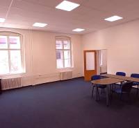 Na prenájom priestor- kancelária 60 m2 Trnava - Františkánska - Veľká kancelária s kobercovou podlahou, stolom a stoličkami.