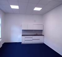 Na prenájom priestor- kancelária 60 m2 Trnava - Františkánska - Kancelárie s modrou podlahou a kuchynskou linkou.