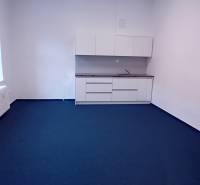 Na prenájom priestor- kancelária 60 m2 Trnava - Františkánska - Kancelárie s bielymi skrinkami a modrým kobercom vo Františkánskej ulici v Trnave.