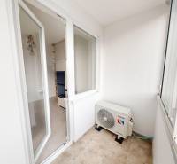 Kvalitne rekonštruovaný byt vo výbornej lokalite Petržalky - Balkón s klimatizáciou v 3-izbovom byte na Iljušinovej ulici v Bratislave, Petržalka.