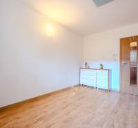 2 IZBOVÝ BYT PREŠOV, ULICA TARASA ŠEVČENKA - Izba v 2-izbovom byte s podlahou s dreveným dekorom a bielou komodou.