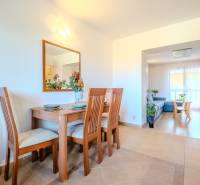 2 IZBOVÝ BYT PREŠOV, ULICA TARASA ŠEVČENKA - Svetlá jedáleň s dreveným stolom v 2-izbovom byte, podlaha s dreveným dekorom.