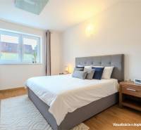 2 IZBOVÝ BYT PREŠOV, ULICA TARASA ŠEVČENKA - Spálňa v 2-izbovom byte s pohodlnou posteľou, nočným stolíkom a podlahou s dreveným dekorom.