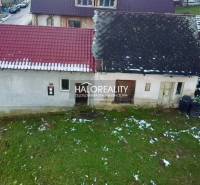 Predaj, rodinný dom Klenovec, Obrancov mieru - EXKLU... - Starší rodinný dom v Klenovci so šikmou strechou na zasneženom pozemku.