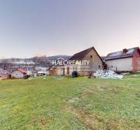 Predaj, rodinný dom Klenovec, Obrancov mieru - EXKLU... - Rodinný dom v Klenovci obklopený zeleňou, so zasneženou krajinou v pozadí.