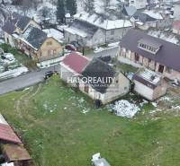 Predaj, rodinný dom Klenovec, Obrancov mieru - EXKLU... - Rodinné domy v Klenovci so snehovou pokrývkou v zimnom období.